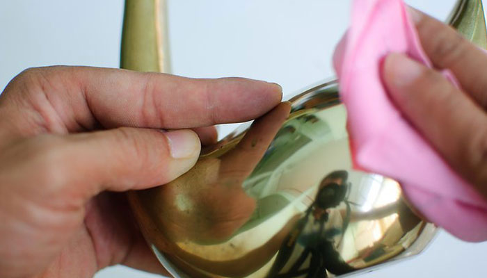 Đánh bóng đồ vật làm bằng đồng