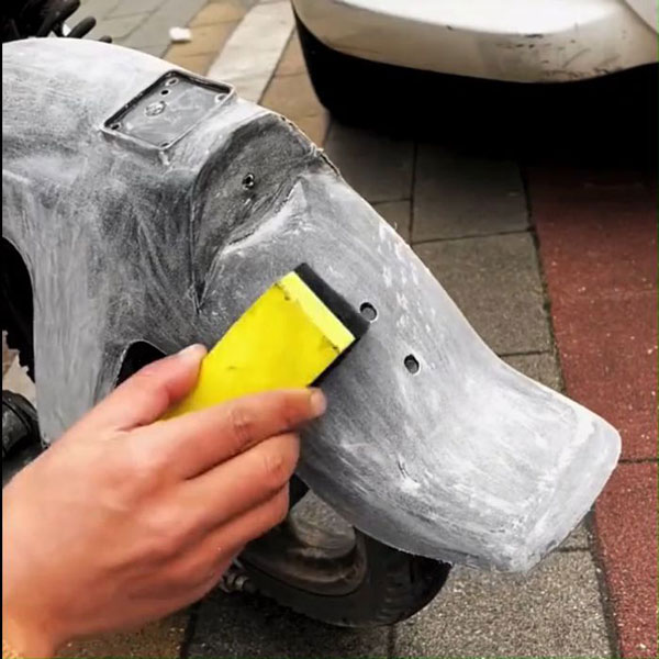 Đánh bóng đuôi xe làm bằng nhựa