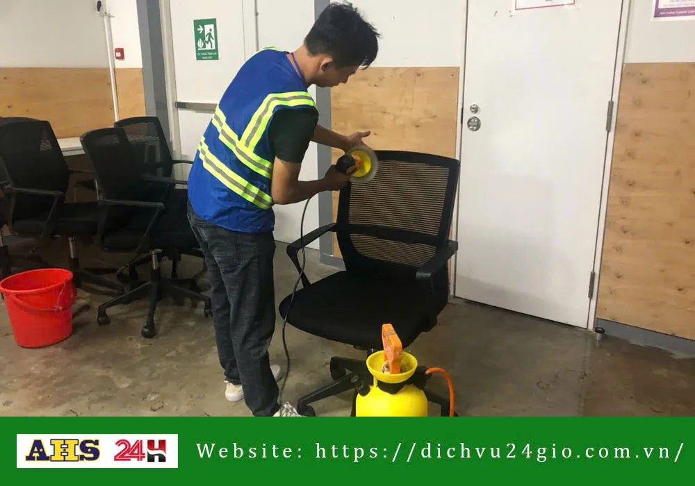 Dịch vụ giặt ghế tại văn phòng làm việc của khách hàng