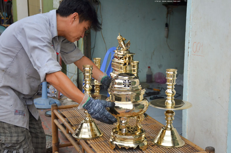 đánh bóng lư đồng