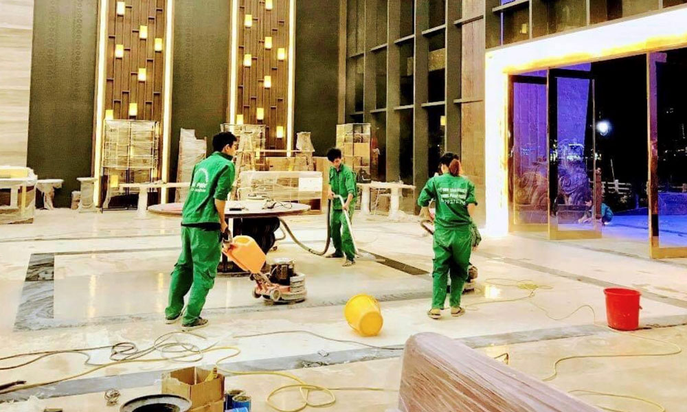 Nhân viên đánh bóng sàn đá nhân tạo