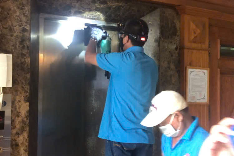 Thợ đánh bóng chuyên nghiệp