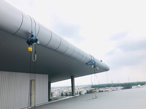 vệ sinh mái che Alu bên ngoài nhà xưởng