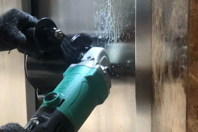 Đánh bóng inox thang máy