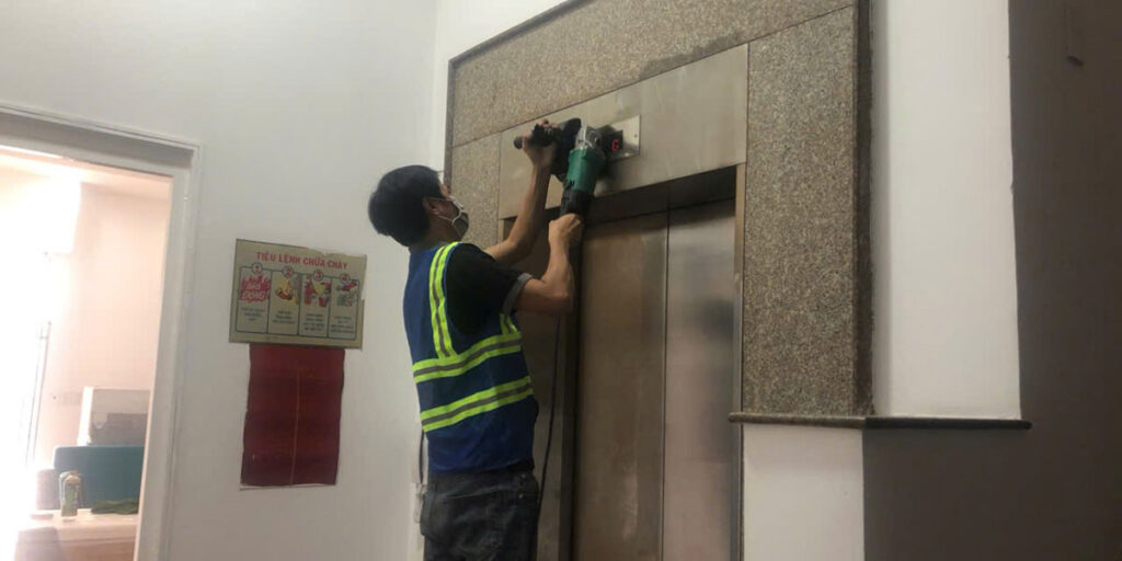 đánh bóng thang máy