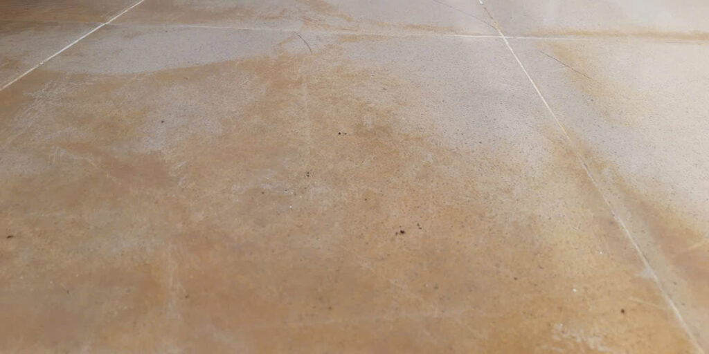 Sàn gạch bị ố vàng lâu năm