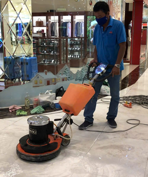 Nhân viên kỹ thuật đánh bóng