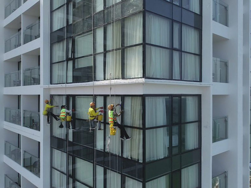 Vệ sinh kính tòa nhà