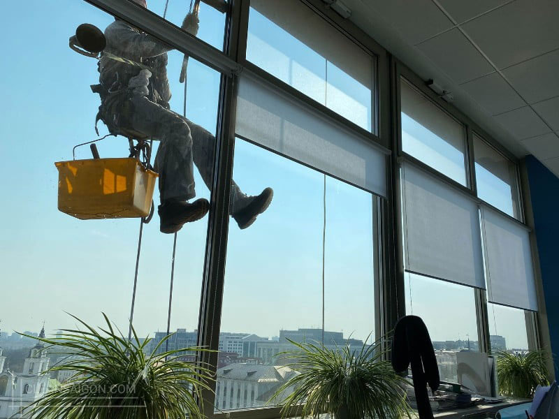 Vệ sinh kính tòa nhà