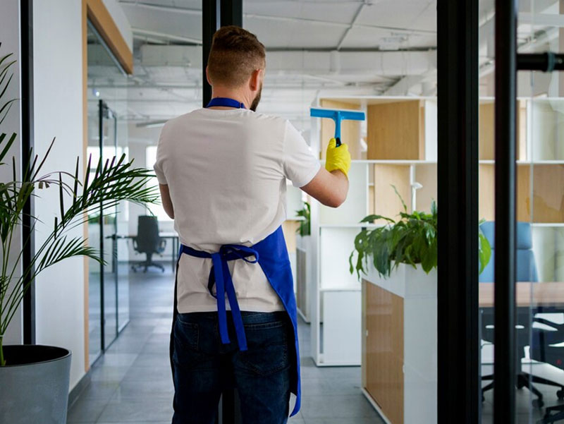Dịch vụ vệ sinh kính văn phòng