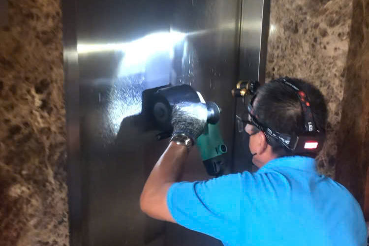 đánh bóng cửa ngoài thang máy