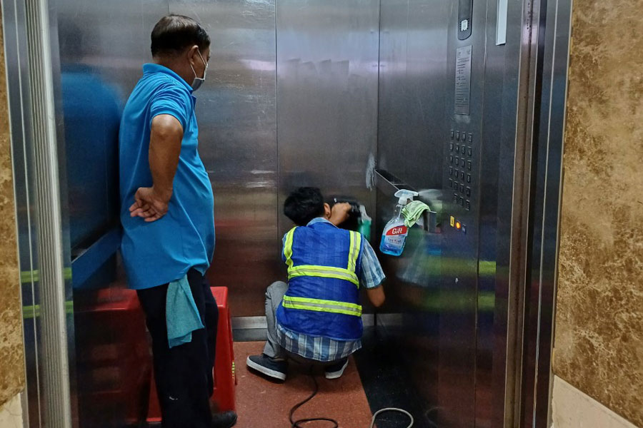 đánh bóng bê trong Cabin thang máy