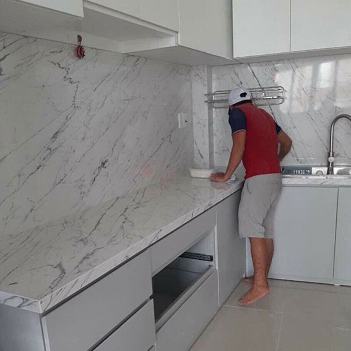 Đánh bóng kệ bếp đá