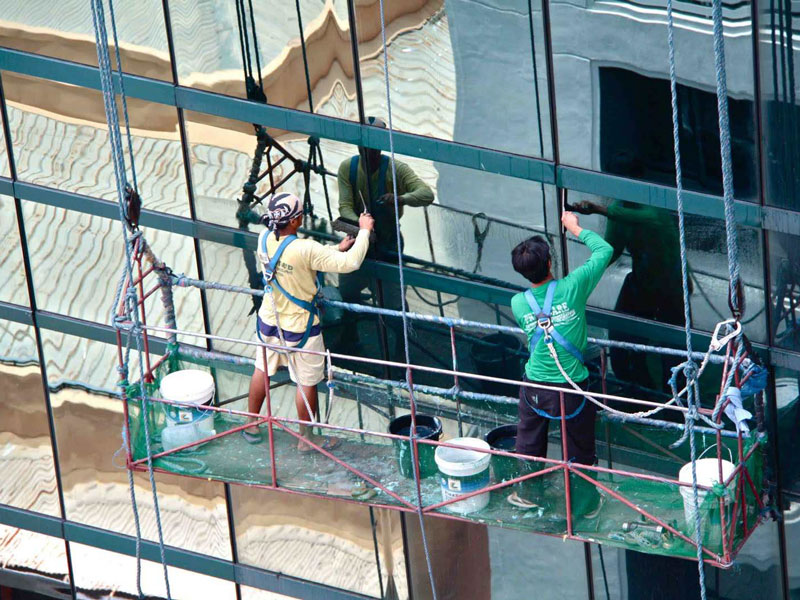 Vệ sinh kính tòa nhà