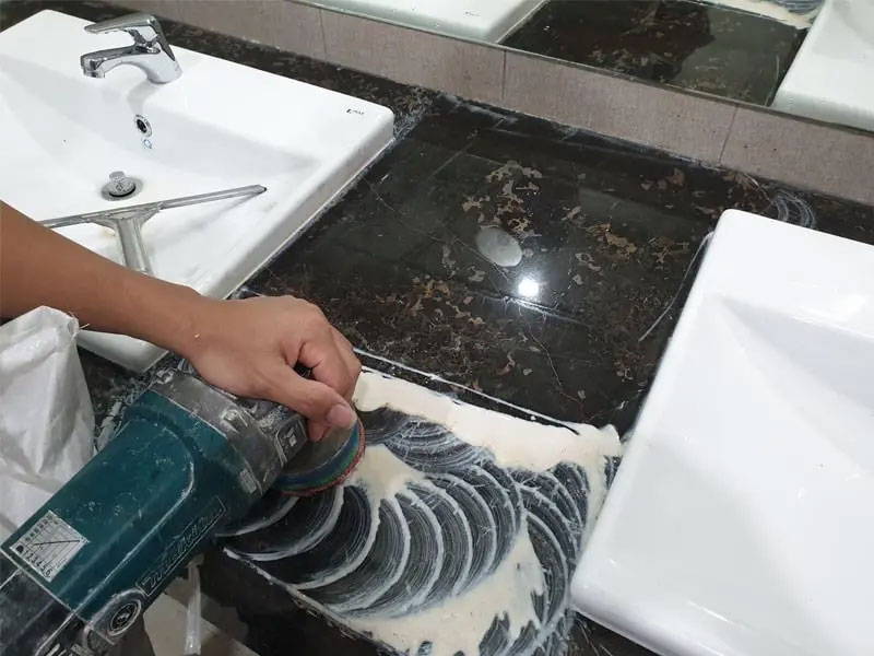 Đánh bóng kệ bếp đá