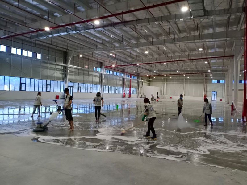 Đội ngũ nhân viên chà sàn