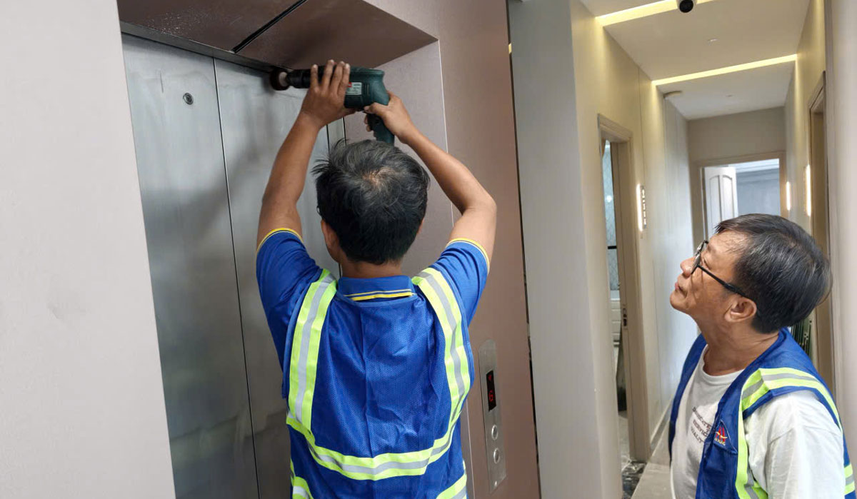 đánh bóng inox thang máy