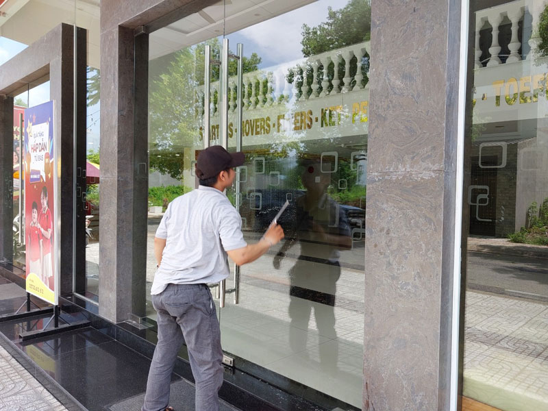 Dịch vụ vệ sinh kính văn phòng