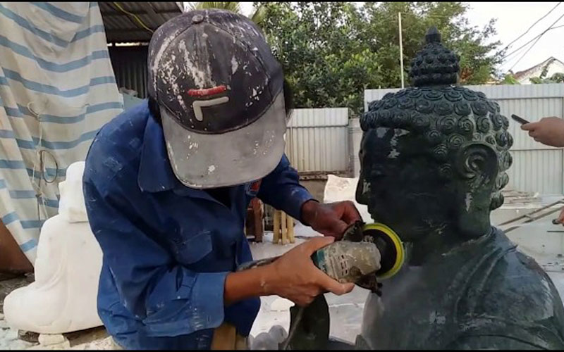 Đánh bóng tượng đá