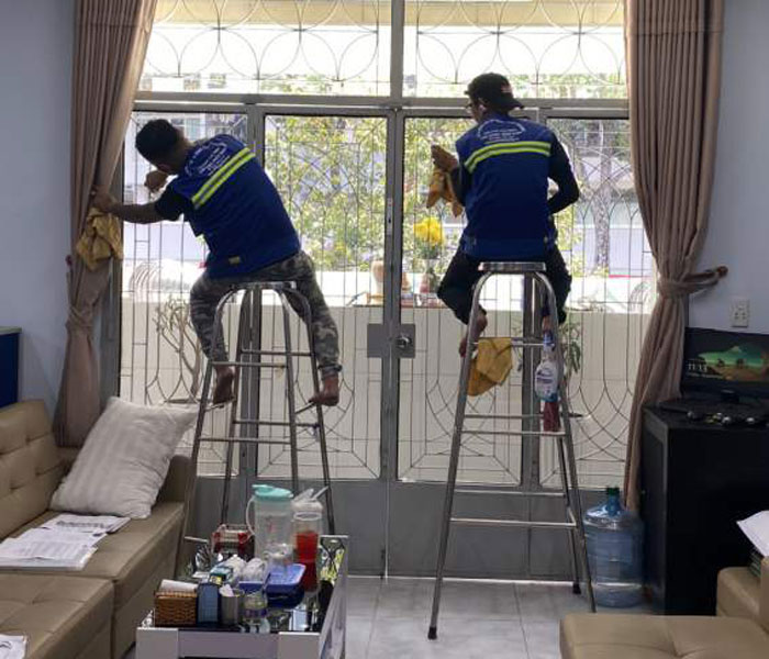 Vệ sinh kính chung cư