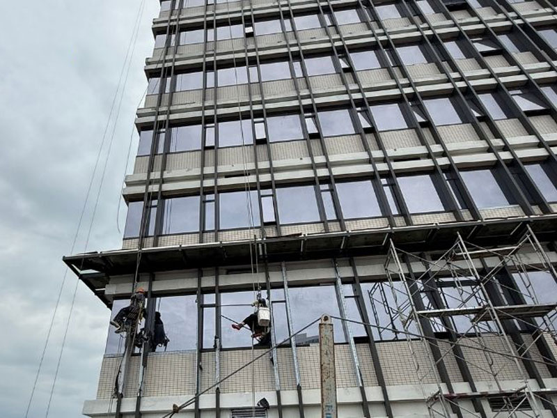 Vệ sinh kính chung cư