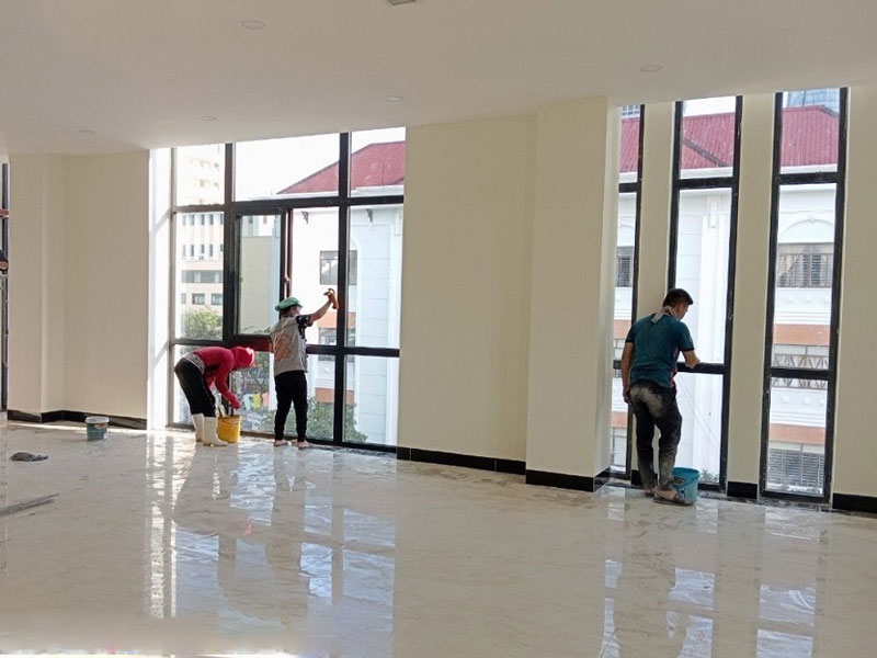 Dịch vụ vệ sinh kính văn phòng