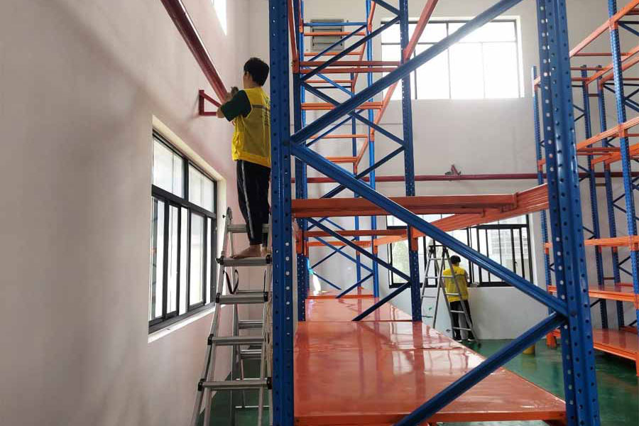Quét bụi và mạng nhện dưới thấp