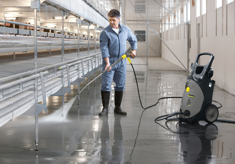 Xịt nước rửa sàn nhà máy