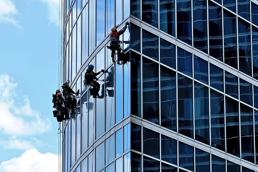 lau kính công trình sau xây dựng