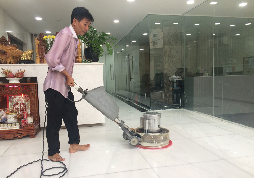 Nhân viên đánh bóng