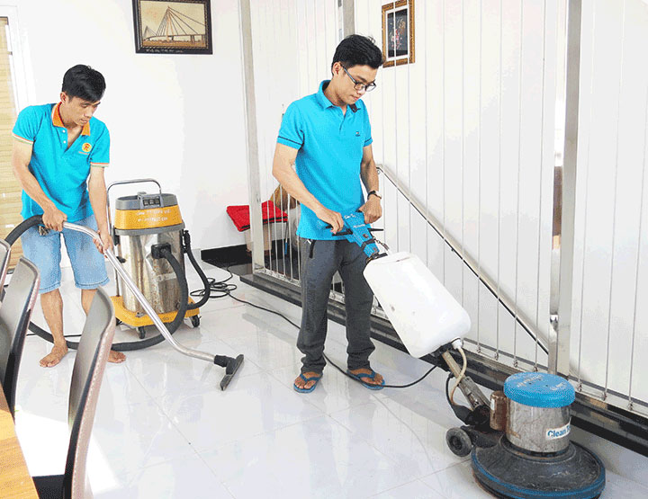 tiến hành chà sàn nhà