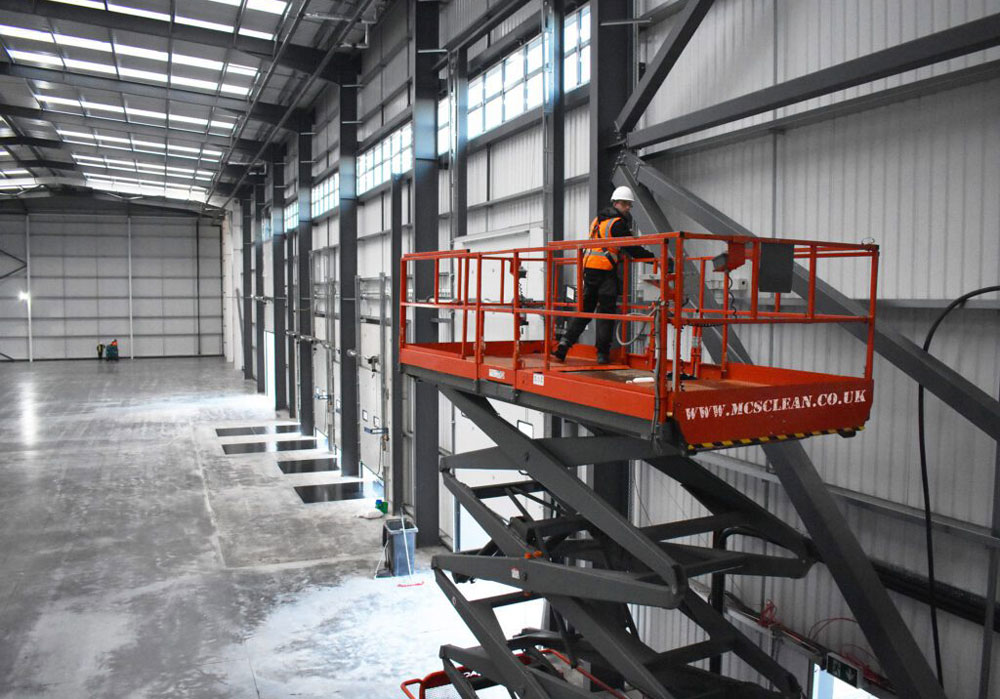 quét mạng nhện vách tường